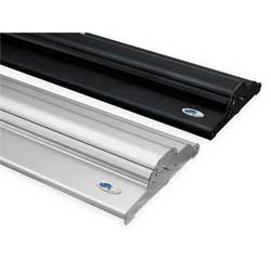 Roll Up Classic finns i svart- och silverfärgad aluminium.