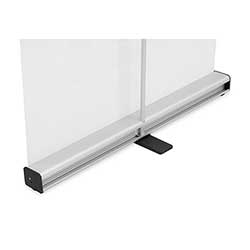 Den uppfällda stödpinnen låses i sin position på baksidan.