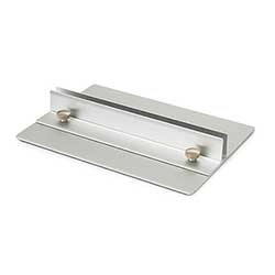 De greppvänliga skruvarna på SignBase gör det enkelt att montera skylten.