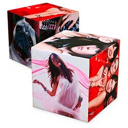 Kvadratiska sittkuddar med tryck.