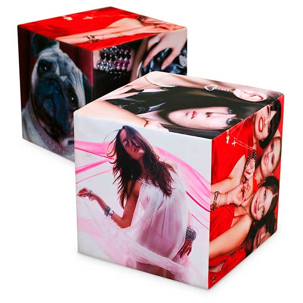 Kvadratiska sittkuddar med tryck.