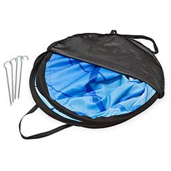 Hopfälld blir Soft Sign mycket kompakt och enkel att transportera. Markfästen medföljer för exponering på mjuka underlag utomhus (såsom gräs, snö, sand).