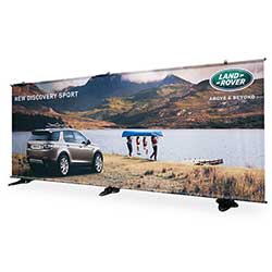 Ett 550 cm brett Stage-system. Mycket bildyta i ett kompakt format.