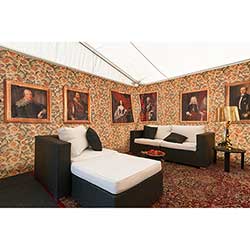 En reproduktion av tapeten i Tidö slotts riddarsal täckte två av väggarna i det stora lounge-tältet.