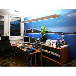 Backdrop med textiltryck i kontorsmiljö.