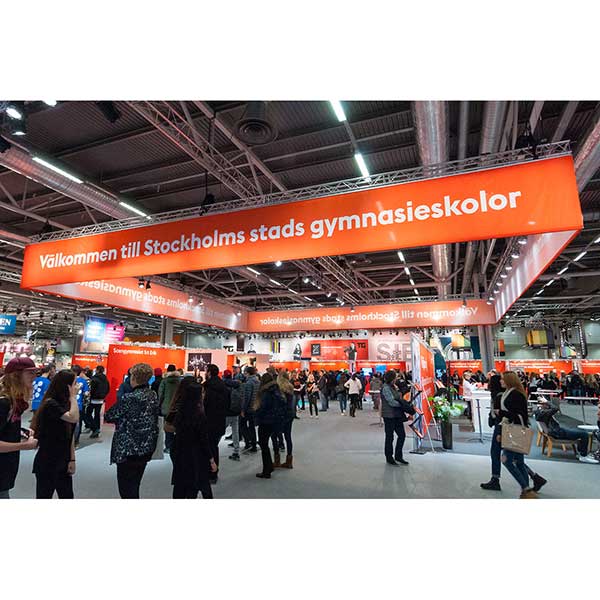Heltäckande textil med takhängning på Gymnasiemässan för Stockholms stad.