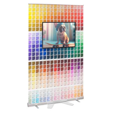 Med ett TV-stativ kan Roll Up 150 byggas om till en mediadisplay.