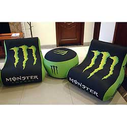 Två uppblåsbara fåtöljer tillsammans med en uppblåsbar sittpuff.