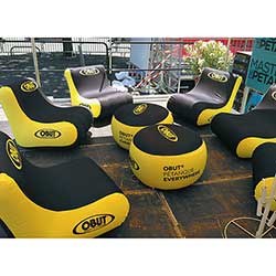 Uppblåsbara fåtöljer i kombinaton med sittpuffar.