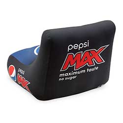 Fåtöljen har tryck på alla sidor, inklusive undersidan.