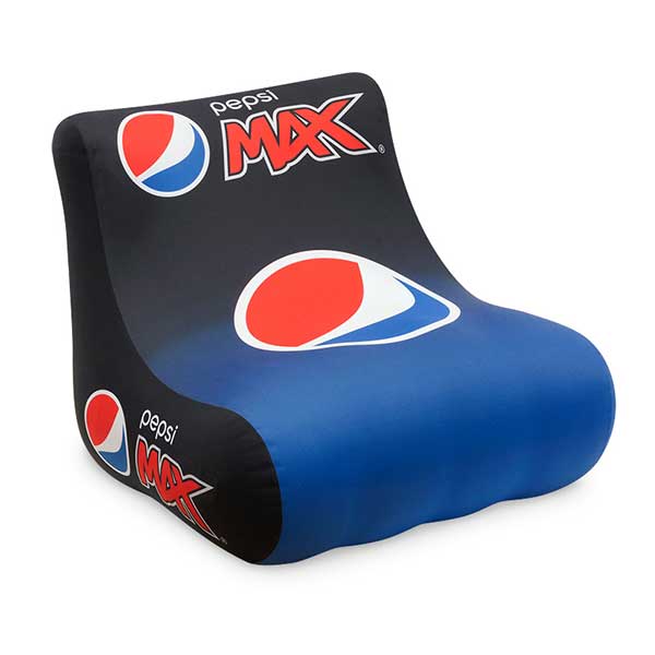 Uppblåsbar fåtölj med tryckt textilomslag.