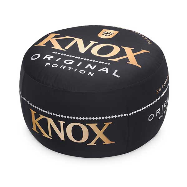 Uppblåsbar sittpuff med heltäckande tryck.