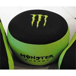 Uppblåsbar sittpuff för Monster engergidryck.